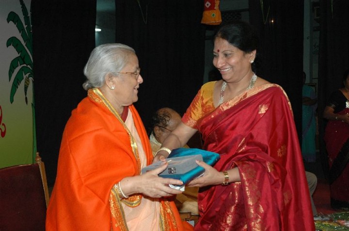 ../Images/Smt. Bhagyavathi Bapu receiving award from Vasantha Reddy.jpg